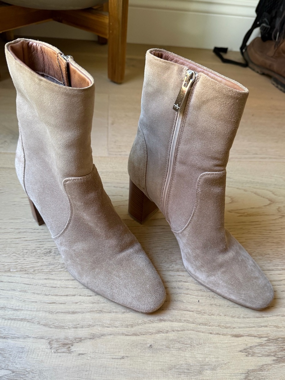 Aquatalia Women’s Suede Ankle Boot in Taupe Beige size 6